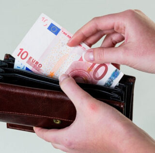 Στον πάτο του ΟΟΣΑ οι πραγματικοί μισθοί στην Ελλάδα –  Πληρωνόμαστε 21% λιγότερο από ό,τι το 2010