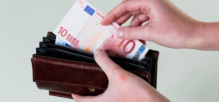 Στον πάτο του ΟΟΣΑ οι πραγματικοί μισθοί στην Ελλάδα –  Πληρωνόμαστε 21% λιγότερο από ό,τι το 2010