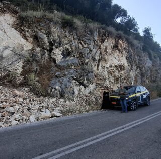 Αυτοψία κλιμακίου του ΕΑΓΜΕ στο Επαρχιακό Οδικό Δίκτυο Ιθάκης  για την εκτίμηση της επικινδυνότητας από βραχοπτώσεις