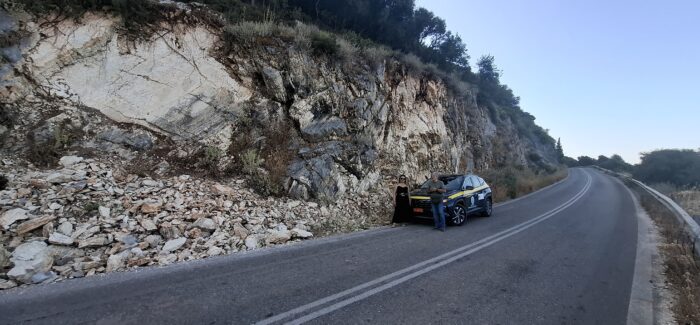Αυτοψία κλιμακίου του ΕΑΓΜΕ στο Επαρχιακό Οδικό Δίκτυο Ιθάκης  για την εκτίμηση της επικινδυνότητας από βραχοπτώσεις