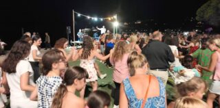 “Σεισμός” έγινε στη “Γιορτή Σαρδέλας” στον Πόρο από τον κόσμο, τον χορό και το κέφι!