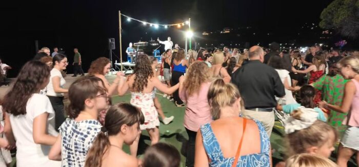“Σεισμός” έγινε στη “Γιορτή Σαρδέλας” στον Πόρο από τον κόσμο, τον χορό και το κέφι!