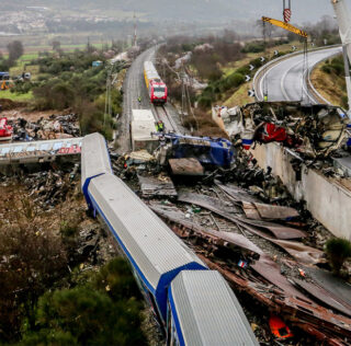 Ο ΑΡΕΙΟΣ ΠΑΓΟΣ ΦΩΤΙΖΕΙ ΤΟ ΜΠΑΖΩΜΑ ΣΤΑ ΤΕΜΠΗ – ΟΙ ΕΥΘΥΝΕΣ ΤΡΙΑΝΤΟΠΟΥΛΟΥ