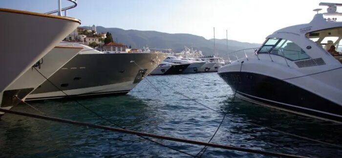 Επακούμβηση δύο τουριστικών πλοίων στην Κεφαλονιά – Απαγορεύτηκε ο απόπλους