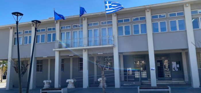 Αργοστόλι: Χειροπέδες σε αντιδήμαρχο -Κομμάτι μαρμάρου αποκολλήθηκε από άγαλμα τραυματίζοντας ανήλικο