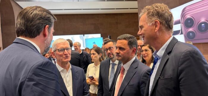 Τετ-α-τετ Νίκου Παπανδρέου με τον Τιμ Κουκ της Apple